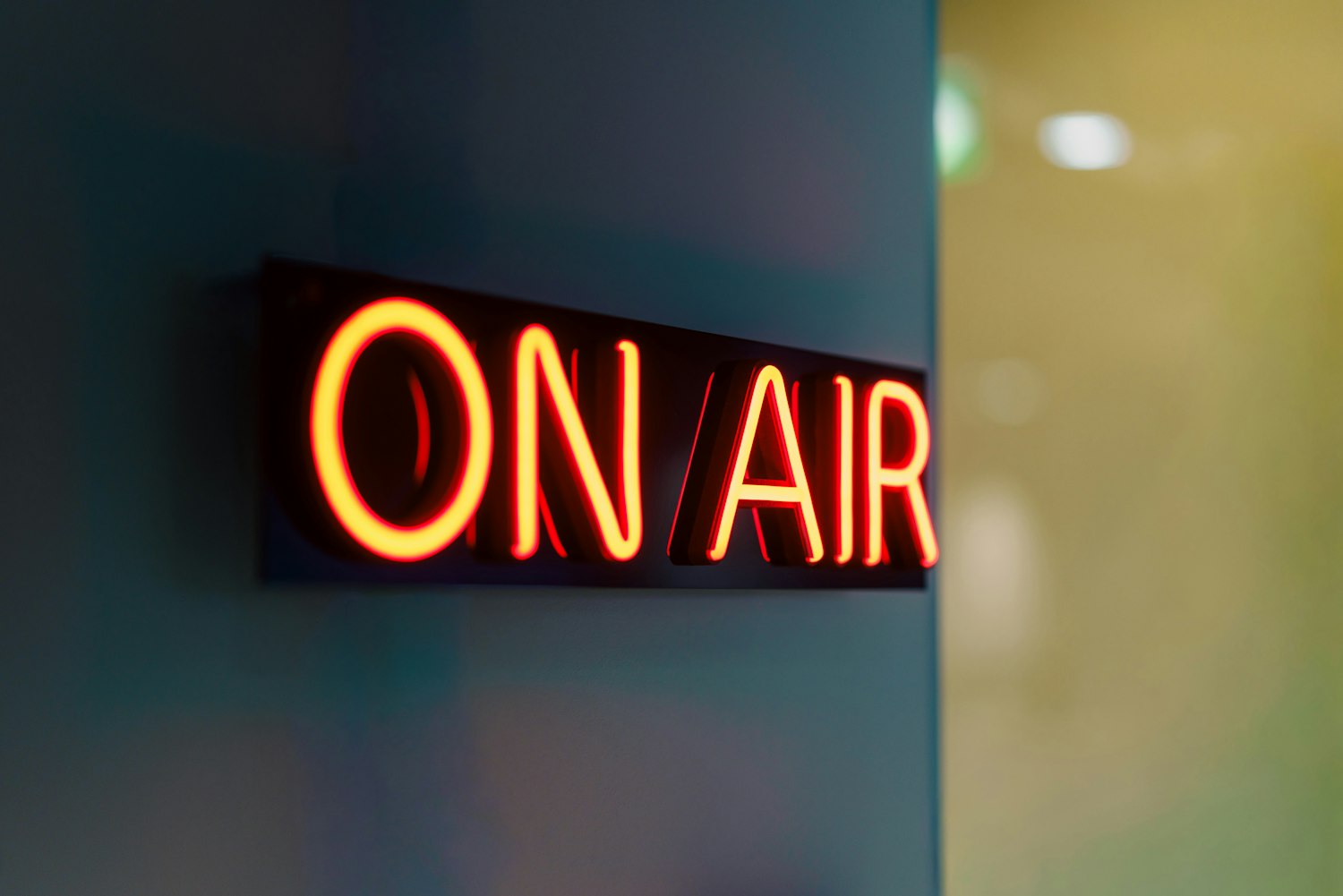 Napis ON AIR v radijskem studiu